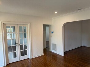 7550 SW 67th Ave in South Miami, FL - Foto de edificio - Building Photo