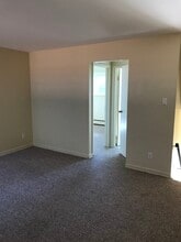 The Niche at Roman Gardens in Lindenhurst, NY - Foto de edificio - Building Photo