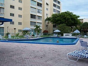 300 NE 12th Ave, Unit 104 in Hallandale Beach, FL - Foto de edificio - Building Photo