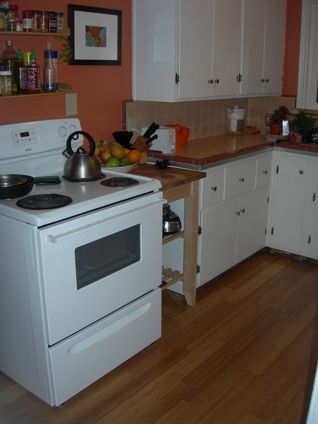 645 Hamilton Ave in Seaside, CA - Foto de edificio - Building Photo