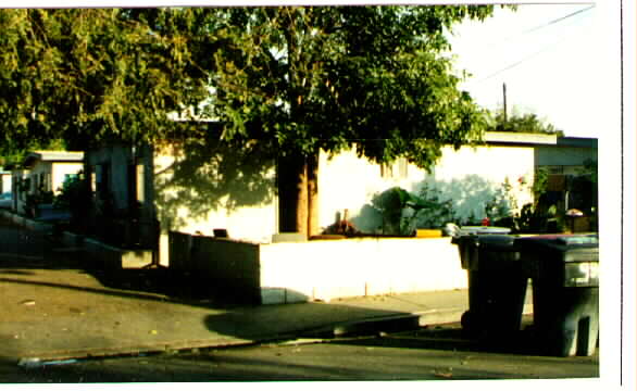 925-931 Easton St in Placentia, CA - Building Photo