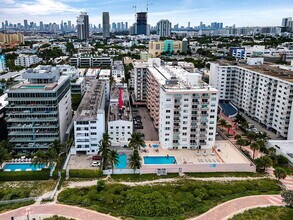 335 Ocean Dr, Unit Ocean Drive Condo in Miami Beach, FL - Foto de edificio - Building Photo