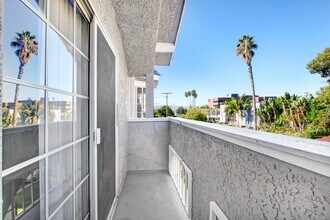 Cedar Avenue in Burbank, CA - Foto de edificio - Building Photo