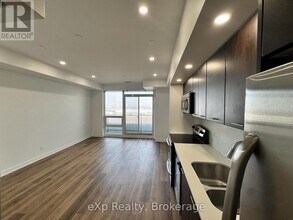 2220 Lake Shore Blvd W in Toronto, ON - Building Photo - Building Photo