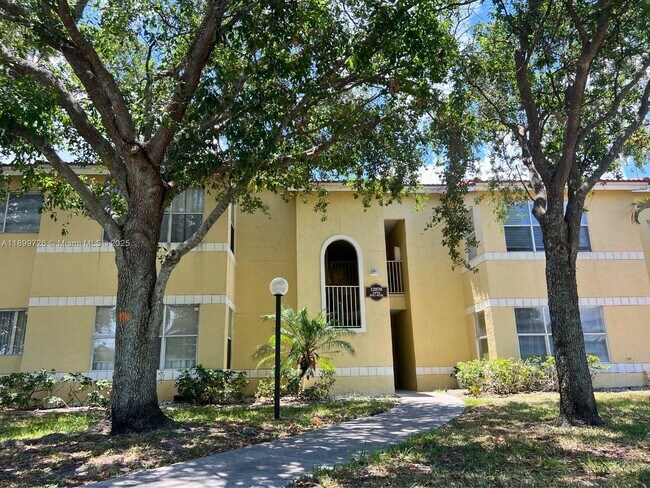 731 Vista Isles Dr in Plantation, FL - Building Photo - Building Photo