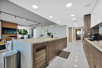 488 NE 18th St, Unit 815 in Miami, FL - Building Photo - Building Photo