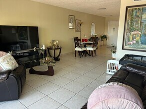 9375 Fontainebleau Blvd in Miami, FL - Foto de edificio - Building Photo