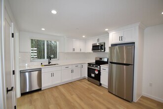 14830 Dickens St, Unit 14834 in Los Angeles, CA - Building Photo - Building Photo