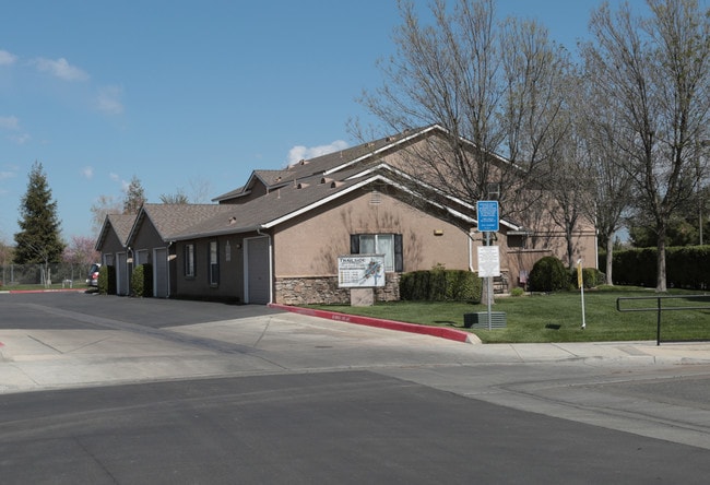 Trailside Apartment Homes in Clovis, CA - Foto de edificio - Building Photo