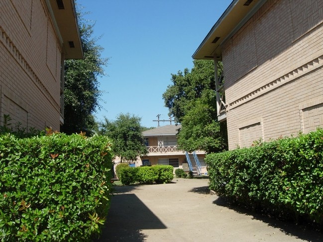 Oak Grove Apartments in Irving, TX - Foto de edificio - Building Photo