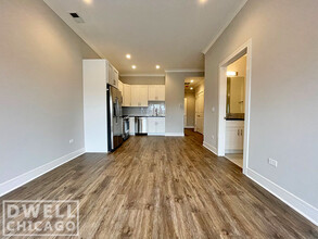 917 W Irving Park Rd, Unit 1B in Chicago, IL - Building Photo - Building Photo