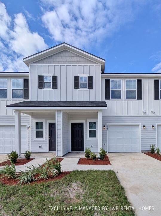 6055 Carolines Ct in Jacksonville, FL - Foto de edificio