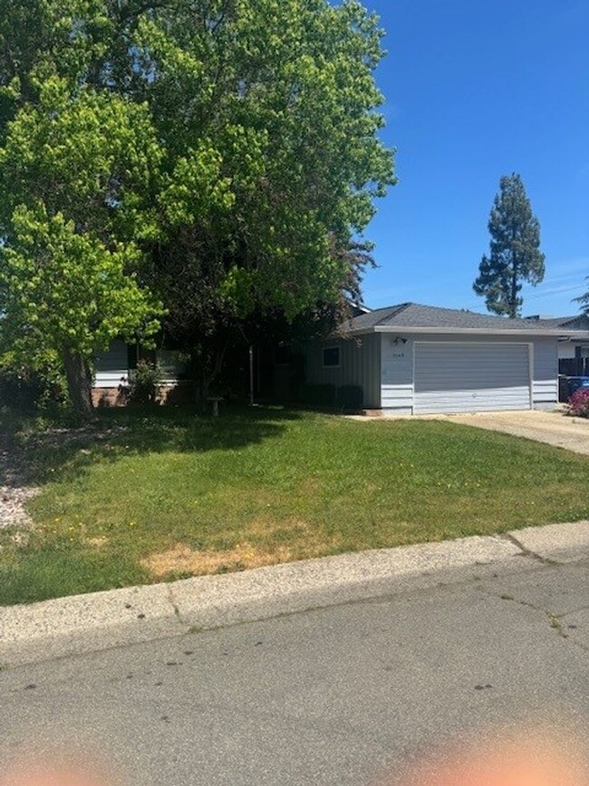 2068 Glengary Dr in Redding, CA - Building Photo - Building Photo