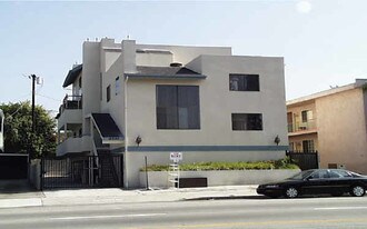 12335 Riverside Dr in Valley Village, CA - Building Photo