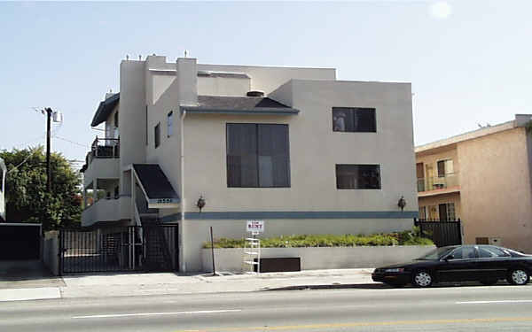 12335 Riverside Dr in Valley Village, CA - Building Photo