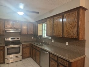 663 W Perry Dr in Mustang, OK - Foto de edificio - Building Photo