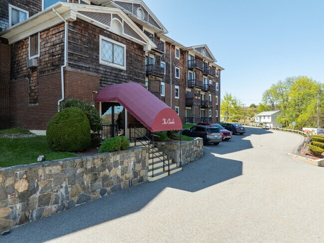 The Charles in North Providence, RI - Foto de edificio - Building Photo