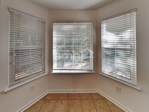 5147 Scenic View Rd in Flowery Branch, GA - Foto de edificio - Building Photo