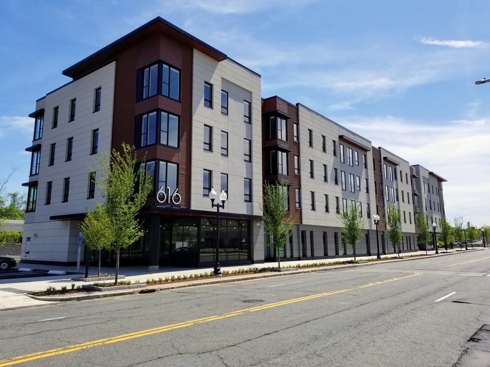 616 New Park in West Hartford, CT - Building Photo