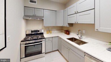 240 M St SW in Washington, DC - Building Photo - Building Photo