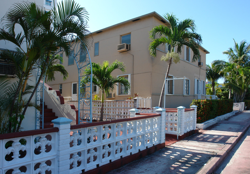 7611 Harding Ave in Miami Beach, FL - Foto de edificio