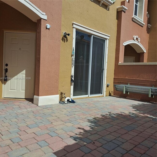 642 SW 106th Ave in Pembroke Pines, FL - Foto de edificio - Building Photo