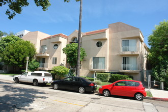 14625 Dickens St in Sherman Oaks, CA - Foto de edificio - Building Photo