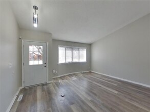 6884 27th St N in Oakdale, MN - Building Photo - Building Photo