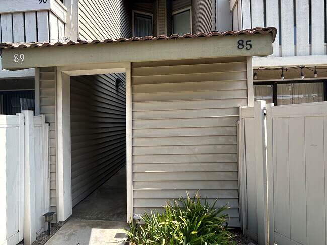 85 Country Mile Rd in Pomona, CA - Foto de edificio - Building Photo