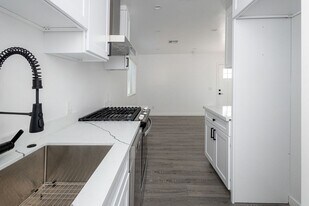 205 Robinson St in Los Angeles, CA - Building Photo