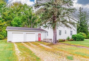 9471 Mayfield Rd in Chesterland, OH - Building Photo