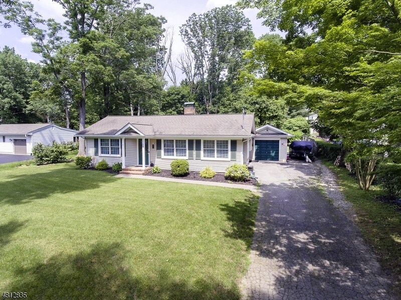 32 Maple Ave in Clinton Township, NJ - Building Photo