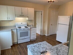 19 Helen St in Chicopee, MA - Building Photo - Building Photo