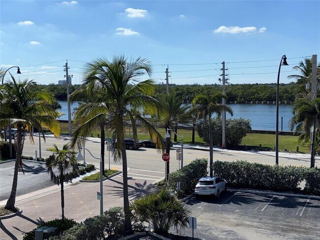 321 Wilson St in Hollywood, FL - Building Photo - Building Photo