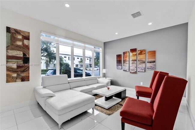 10334 NW 66th St in Doral, FL - Building Photo - Building Photo