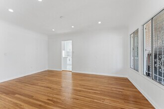 824 S Holt Ave in Los Angeles, CA - Foto de edificio - Building Photo