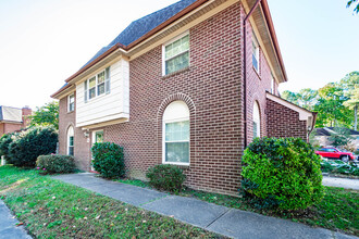 936 Poquoson Cir in Virginia Beach, VA - Foto de edificio - Building Photo