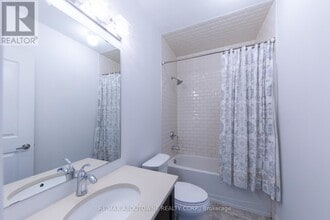 2015 Deerview Common in Oakville, ON - Building Photo - Building Photo