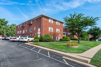 197 N Beverwyck Rd, Unit 1 in Lake Hiawatha, NJ - Foto de edificio - Building Photo