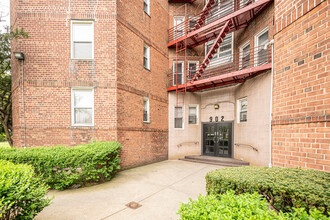 902 Ocean Pky in Brooklyn, NY - Building Photo - Building Photo