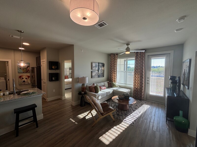 425 El Rio St in San Marcos, TX - Building Photo