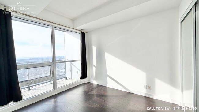 2220 Lake Shore Blvd W in Toronto, ON - Building Photo - Building Photo