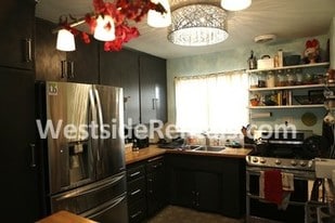 1720 E 2nd St, Unit Charming Condo By Beach