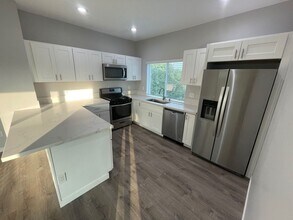 5337 W Falls View Dr in San Diego, CA - Building Photo - Building Photo