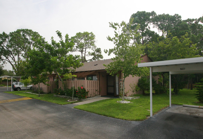 5625-5627 Summer Side Ln in Sarasota, FL - Building Photo - Building Photo