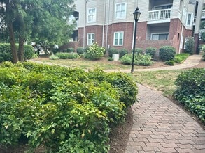 1021 Brighthurst Dr in Raleigh, NC - Foto de edificio - Building Photo