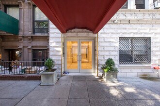 126 W 73rd St in New York, NY - Building Photo - Building Photo