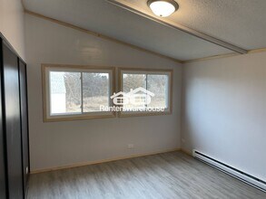 684 Baker Rd in Hudson, WI - Foto de edificio - Building Photo