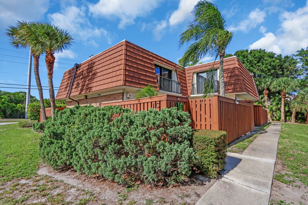 3900 County Line Rd in Tequesta, FL - Building Photo