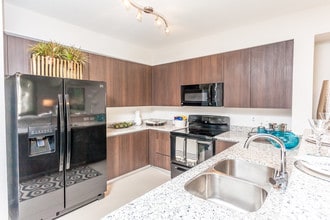 District West Gables in West Miami, FL - Foto de edificio - Interior Photo